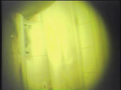 Pieptoase femeie filmexxx cu femei grase în chiloți roșii a intrat în subsol, unde a testat jucarii sexuale